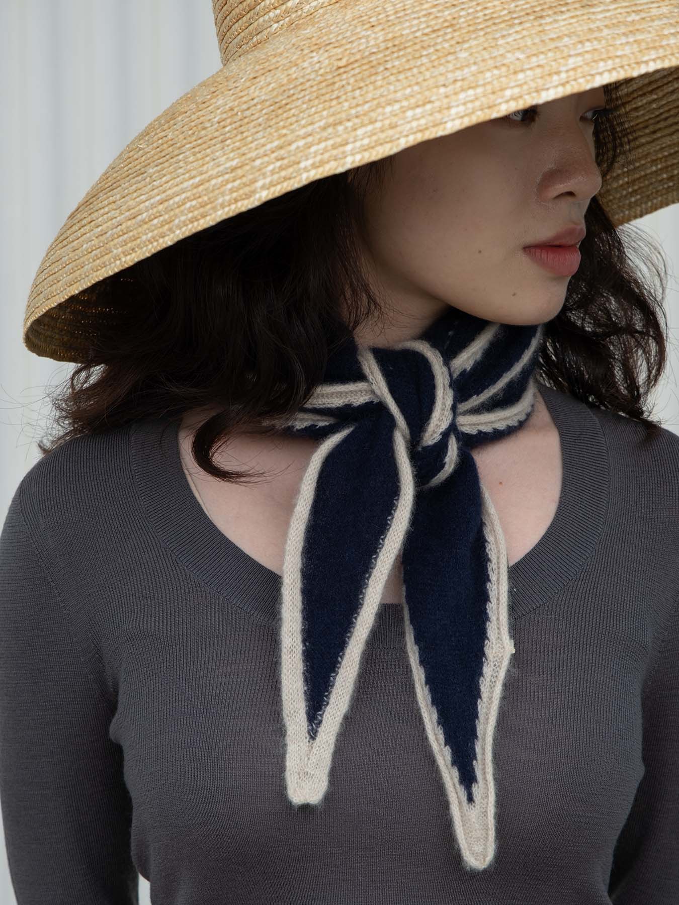Austen Spindle-shaped Knitted Cashmere Scarf Navy